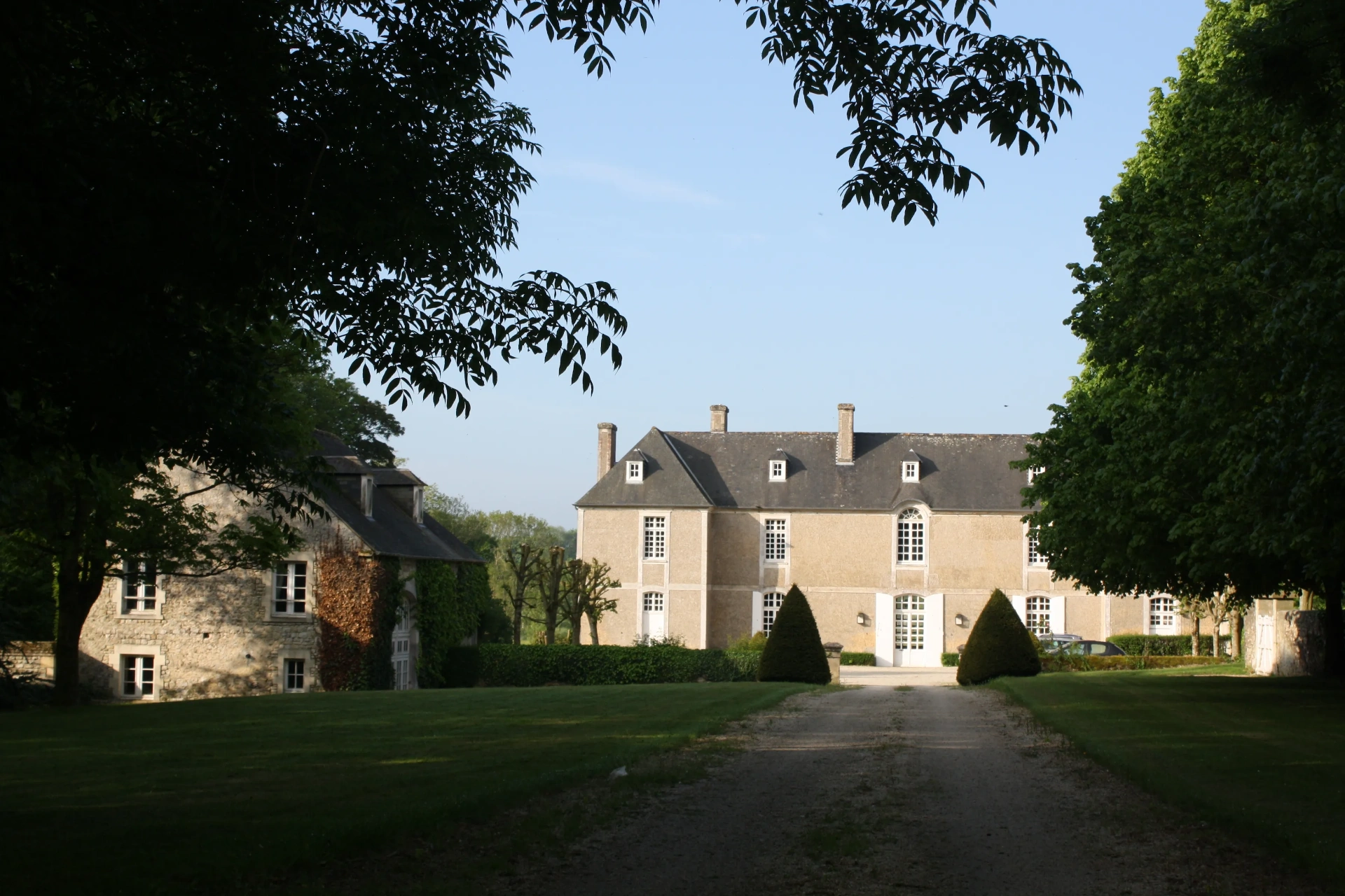 L'arrivée, allée bordée d'arbres