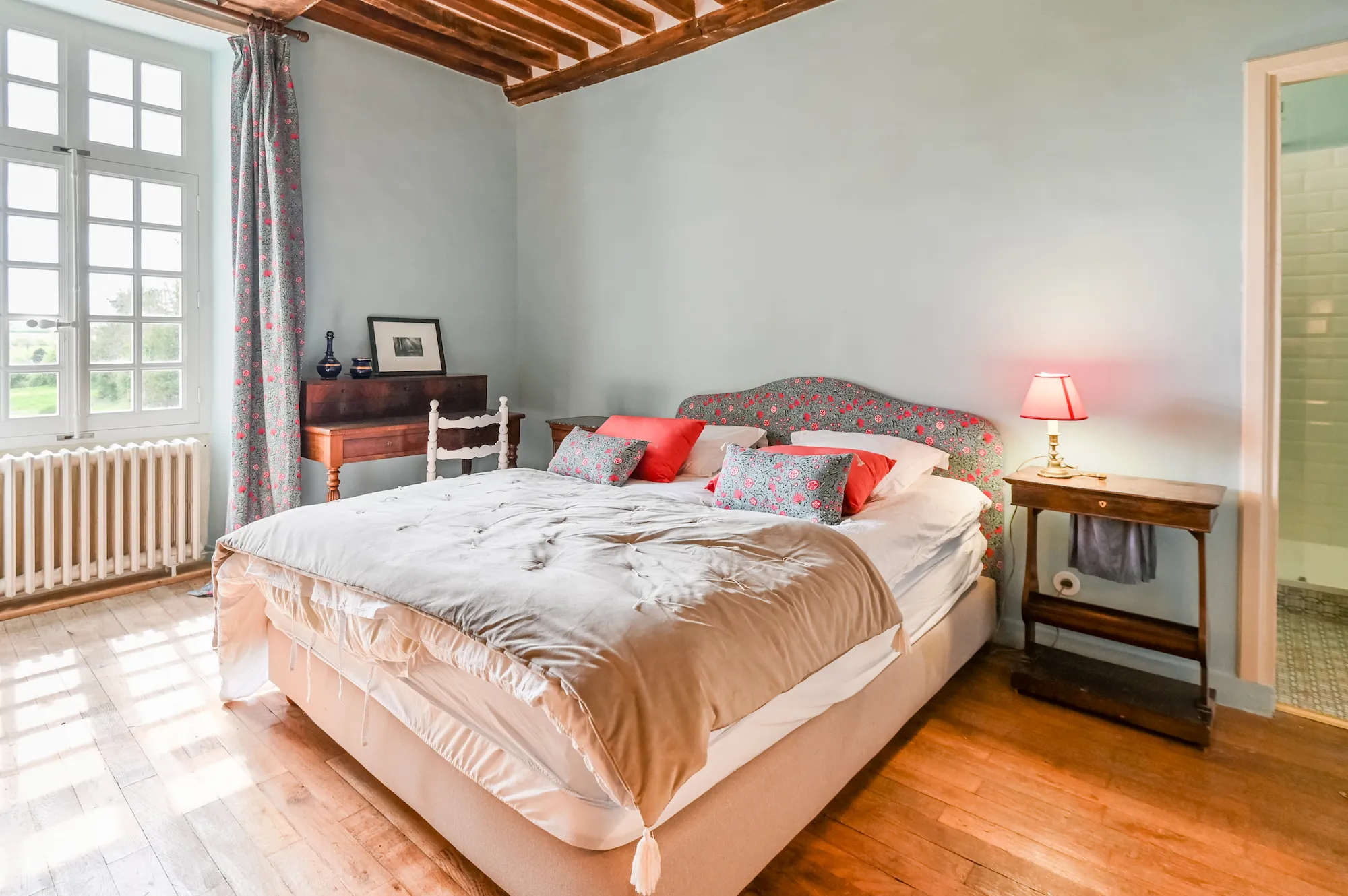 Chambre bleue, vue sur prairie