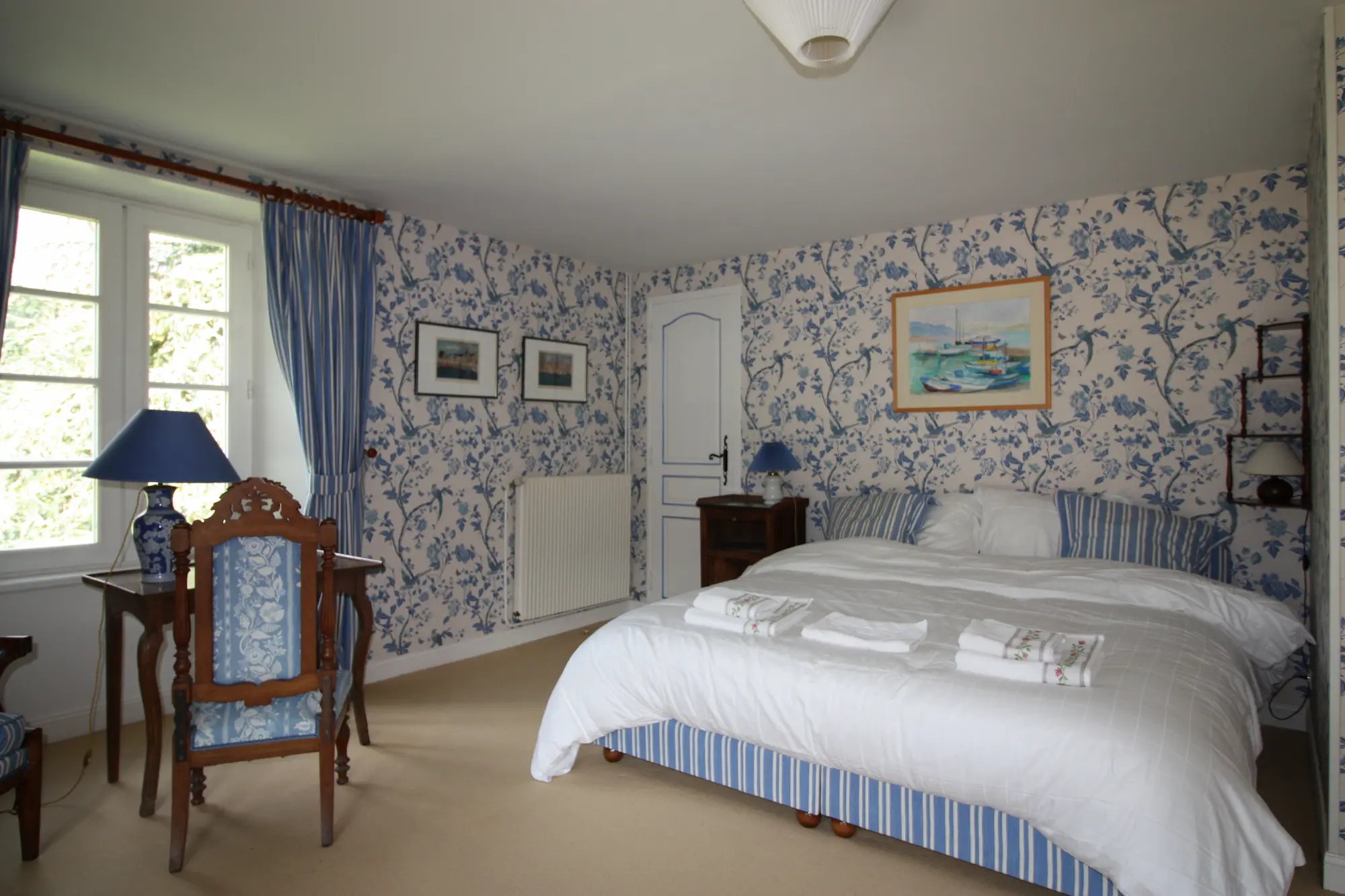 Chambre bleue, papier peint fleuri
