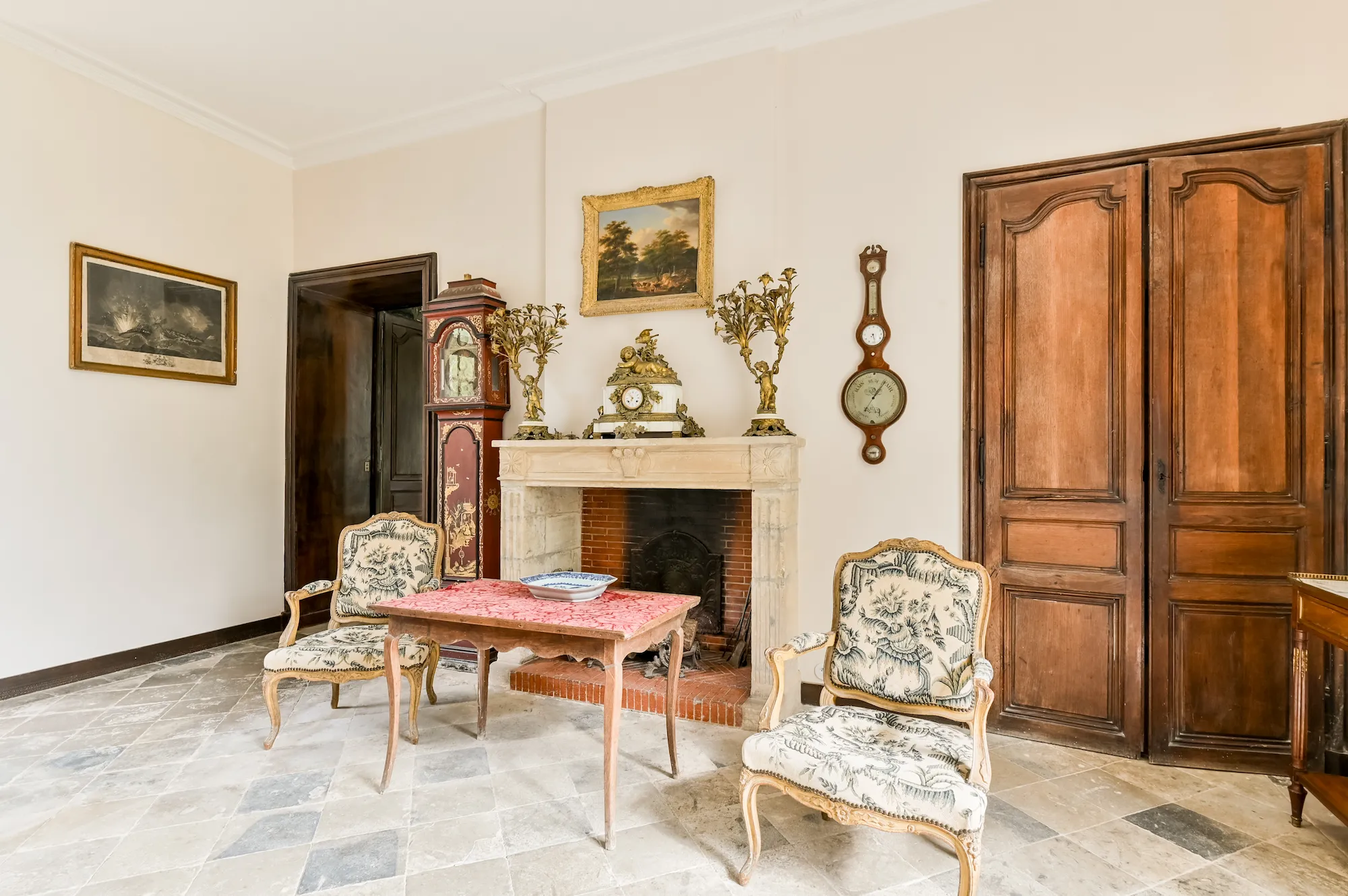 Petit salon, cheminée en pierre